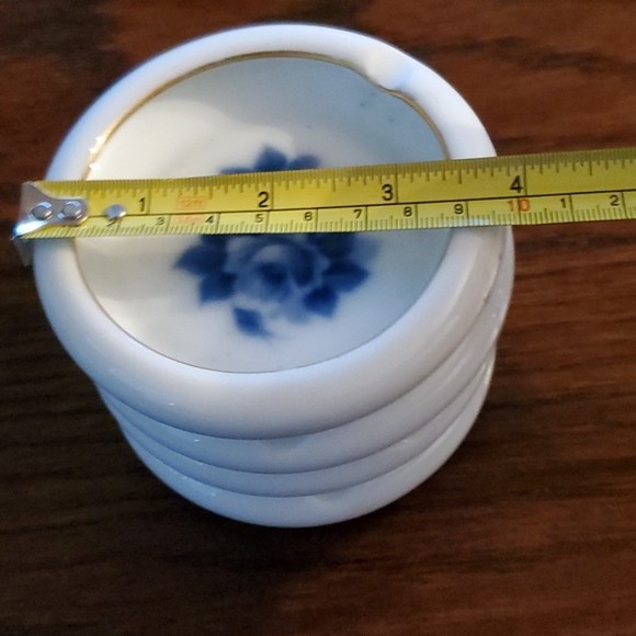 VINTAGE SET OF 4 BEAUTIFUL FLOWER DESIGN ASHTRAYS - Picture 5 of 7